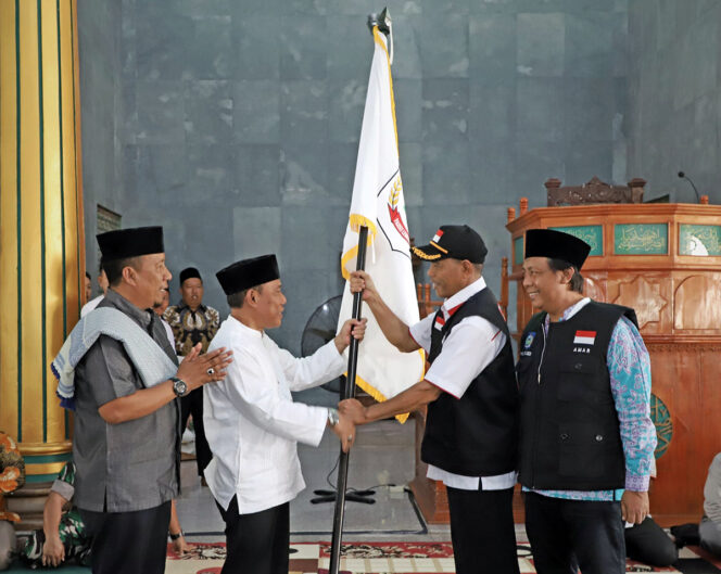
Bupati Lepas 112 Orang Jamaah Calon Haji KSB