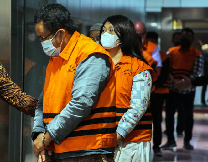 
KPK Tahan 10 Orang Tersangka Korupsi di Kementerian ESDM