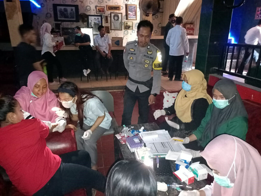 Pekerja Tempat Hiburan Malam di Maluk Jalani Tes HIV AIDS, Sifilis, dan Hepatitis B - UPTD Puskesmas Maluk Sumbawa Barat