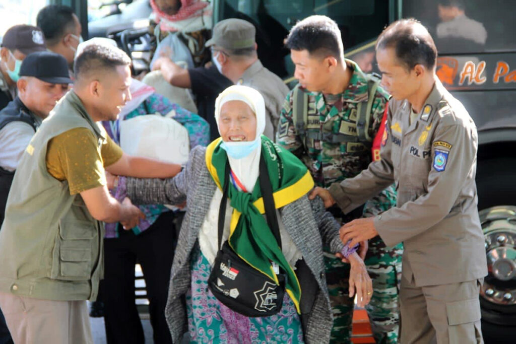 3.113 Orang Jemaah Haji NTB Telah Tiba di Kampung Halaman - Jamaah Haji Sumbawa - Bandara Internasional Lombok - Embarkasi Lombok