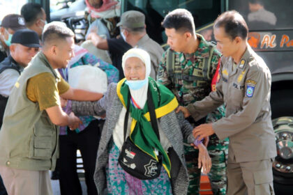 3.113 Orang Jemaah Haji NTB Telah Tiba di Kampung Halaman - Jamaah Haji Sumbawa - Bandara Internasional Lombok - Embarkasi Lombok
