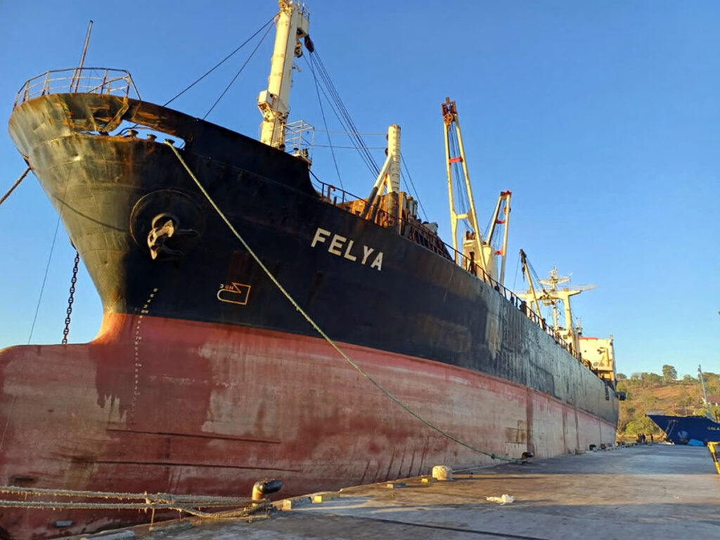 58.450 Ton Biji Jagung Asal Sumbawa Diekspor Ke Luar Negeri - KM Felya - Pelabuhan Badas, Sumbawa Besar