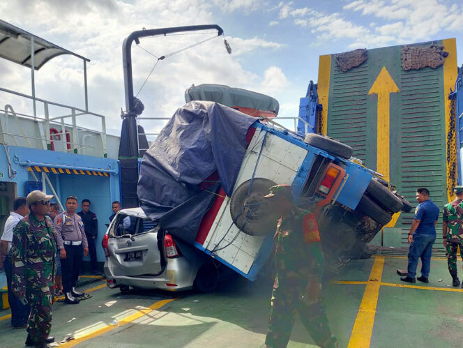 
Akibat Gelombang Tinggi, Truk Tindih Mobil di Atas Kapal Ferry Lombok-Sumbawa